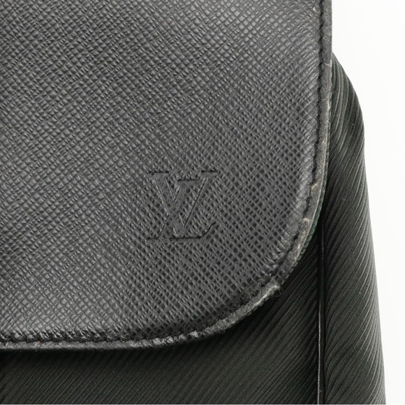 Louis Vuitton Taiga Gibeciere Garment Bag 💼 - Picture 7 of 12